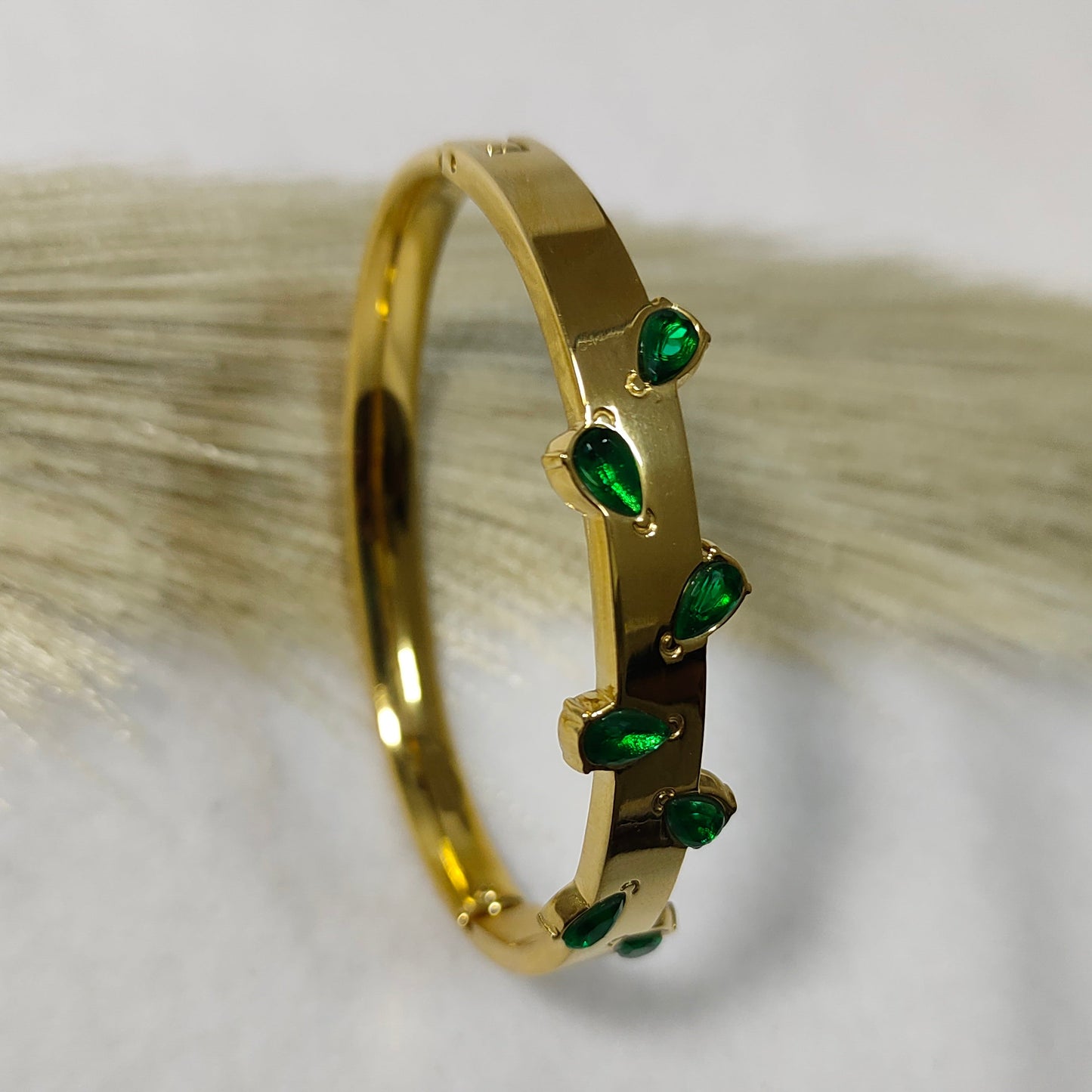 Gold plated teardrop emarald kada bracelet