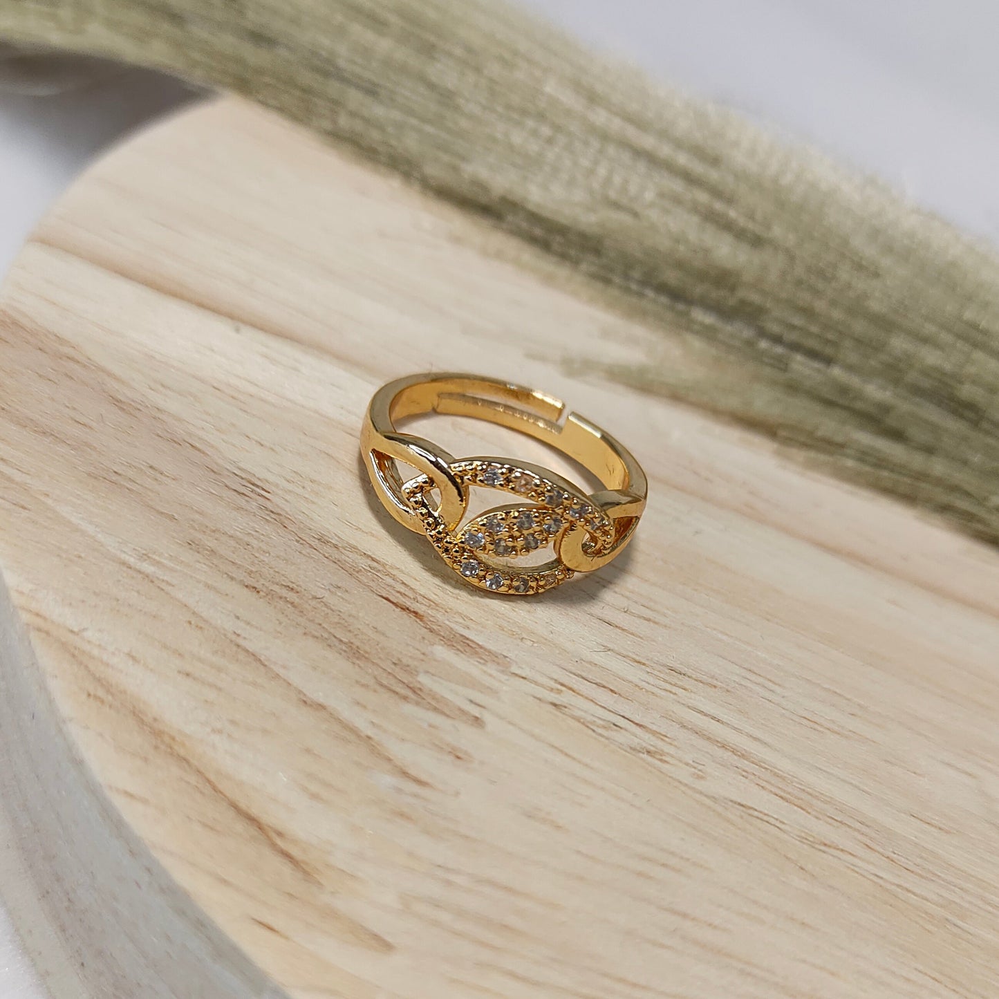 Gold oval stone ring