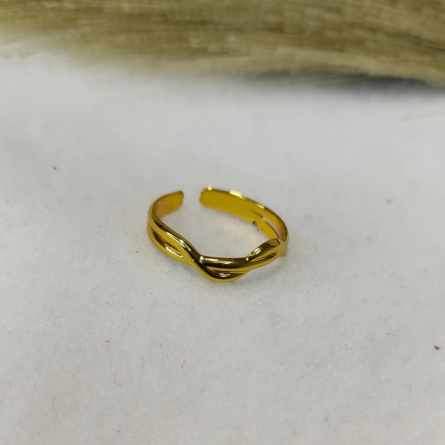 Twisted band ring
