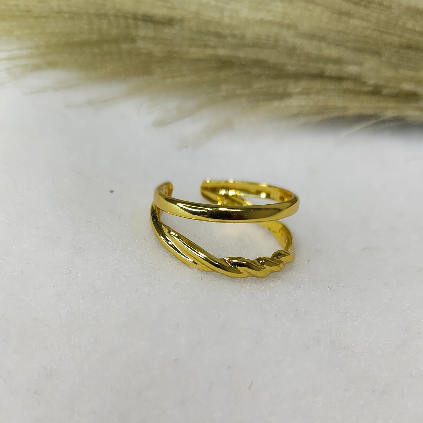 Double twisted band ring