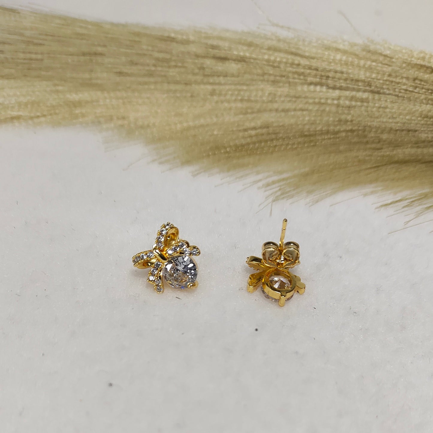 Bow stone stud