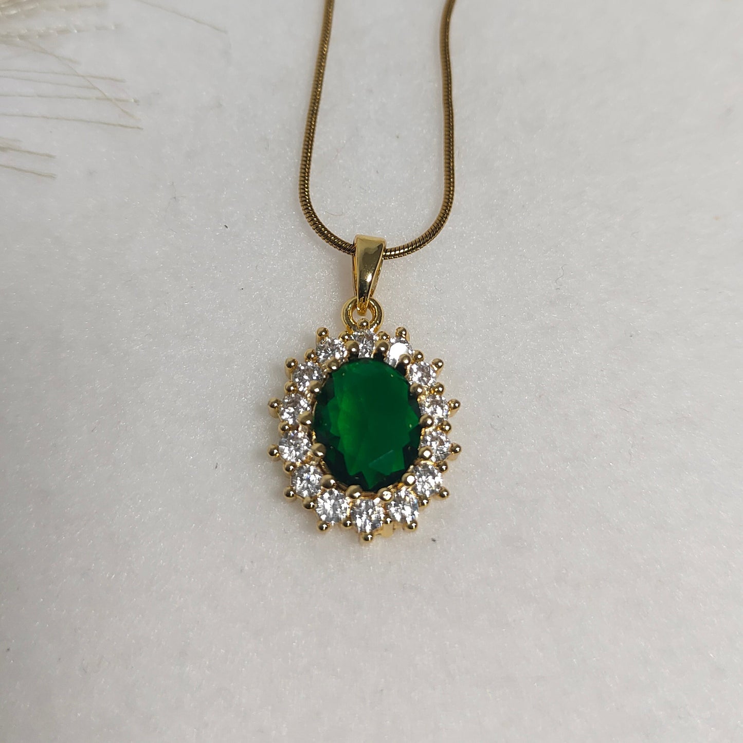 Emarald pendant necklace