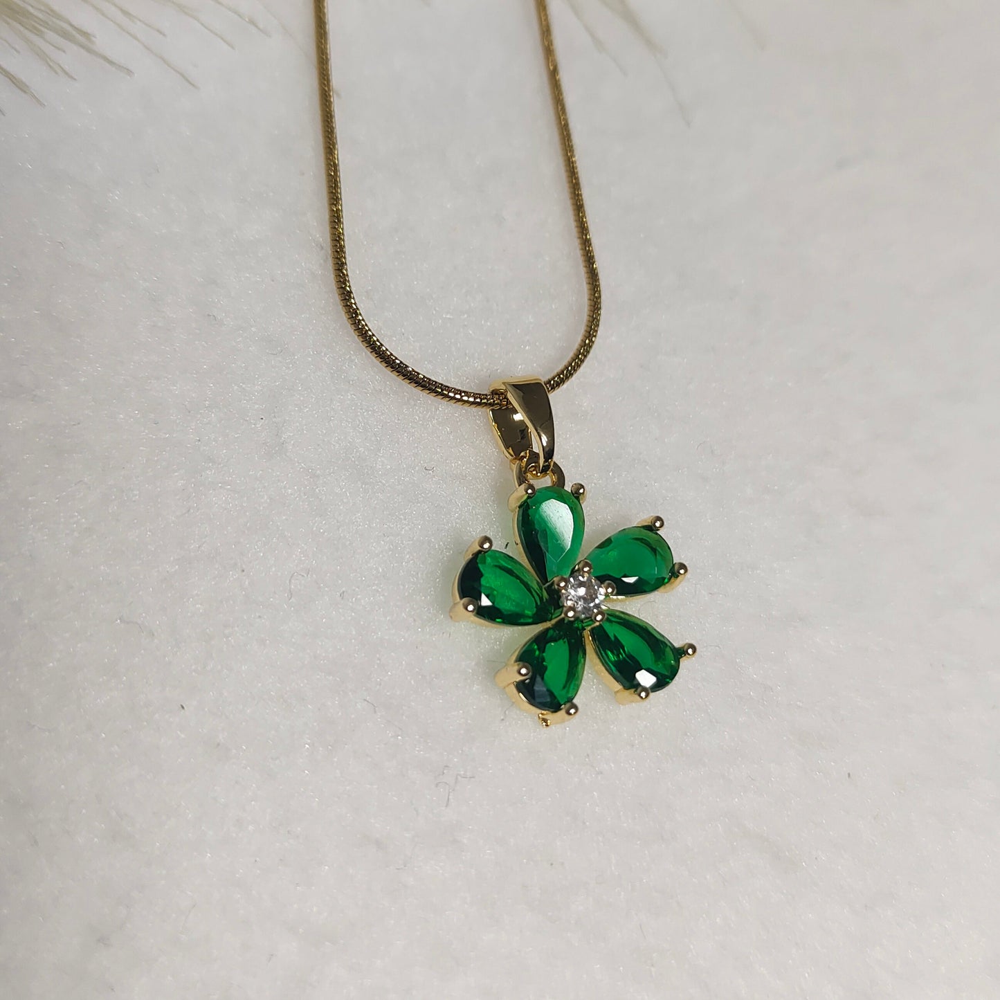 Emarald flower pendant necklace