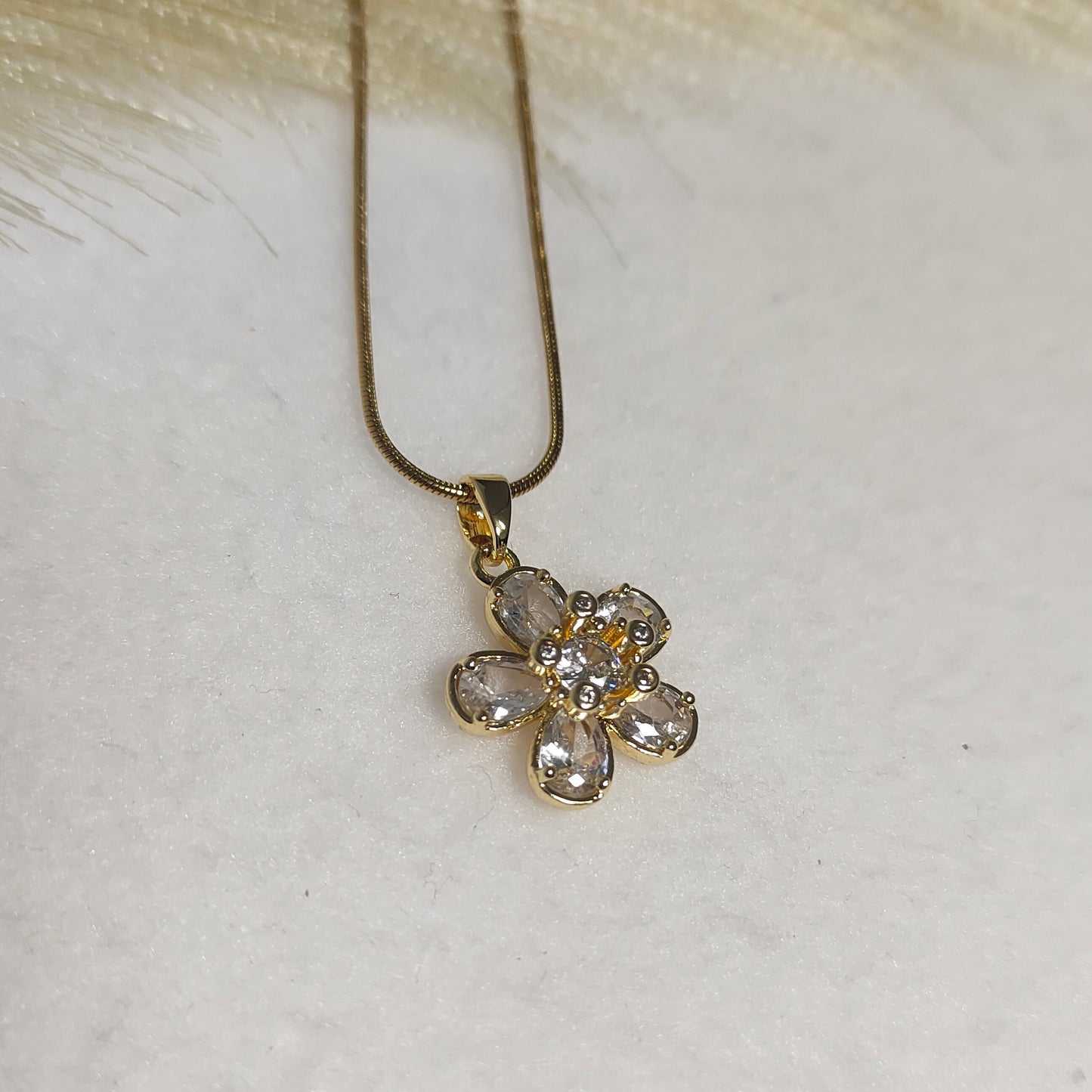 White flower pendant necklace
