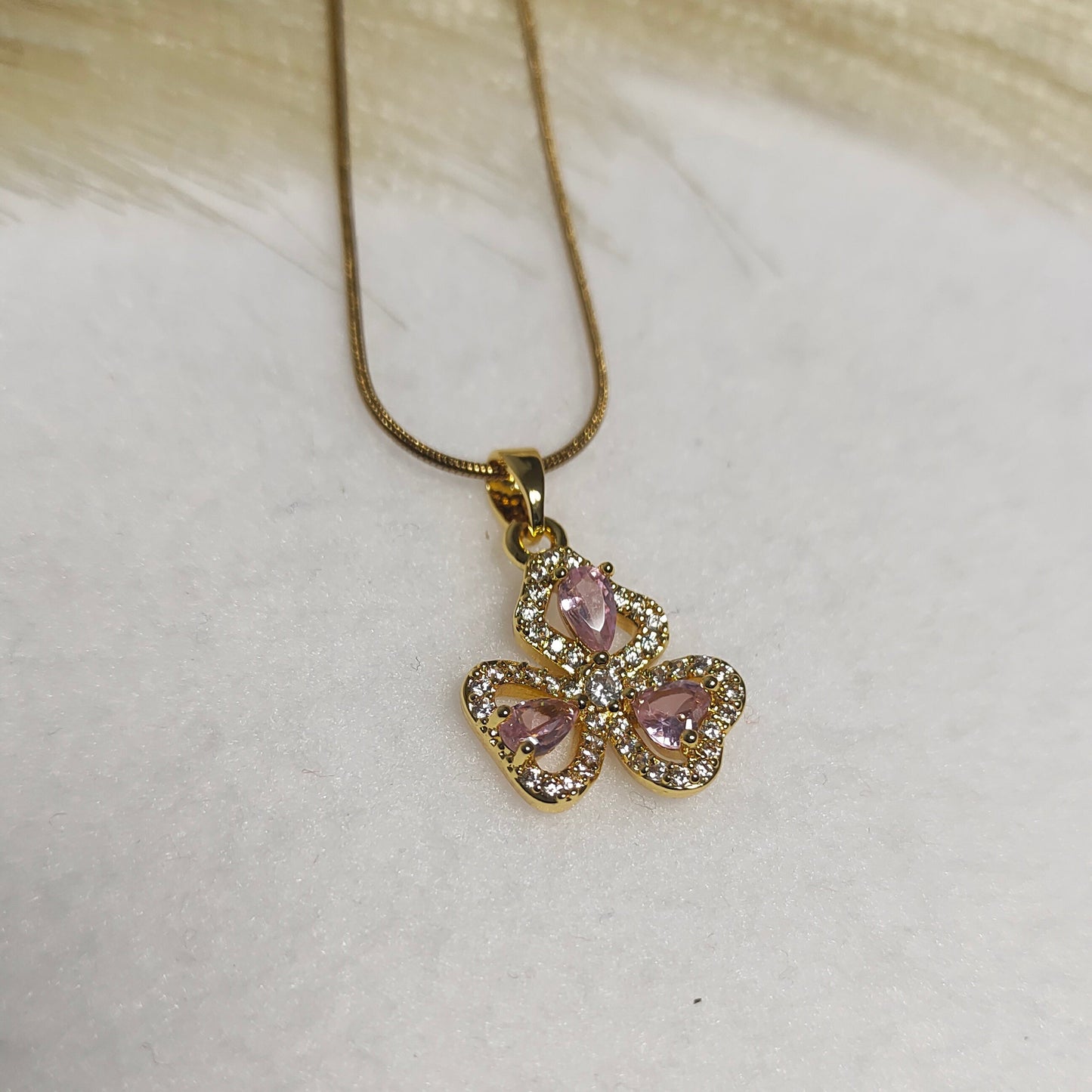 Pink and white flower pendant necklace