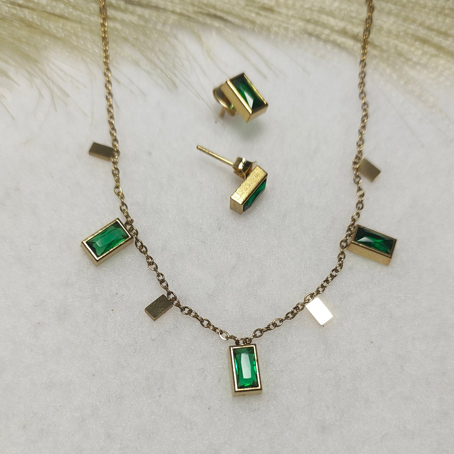 Emarald charm necklace with earrings