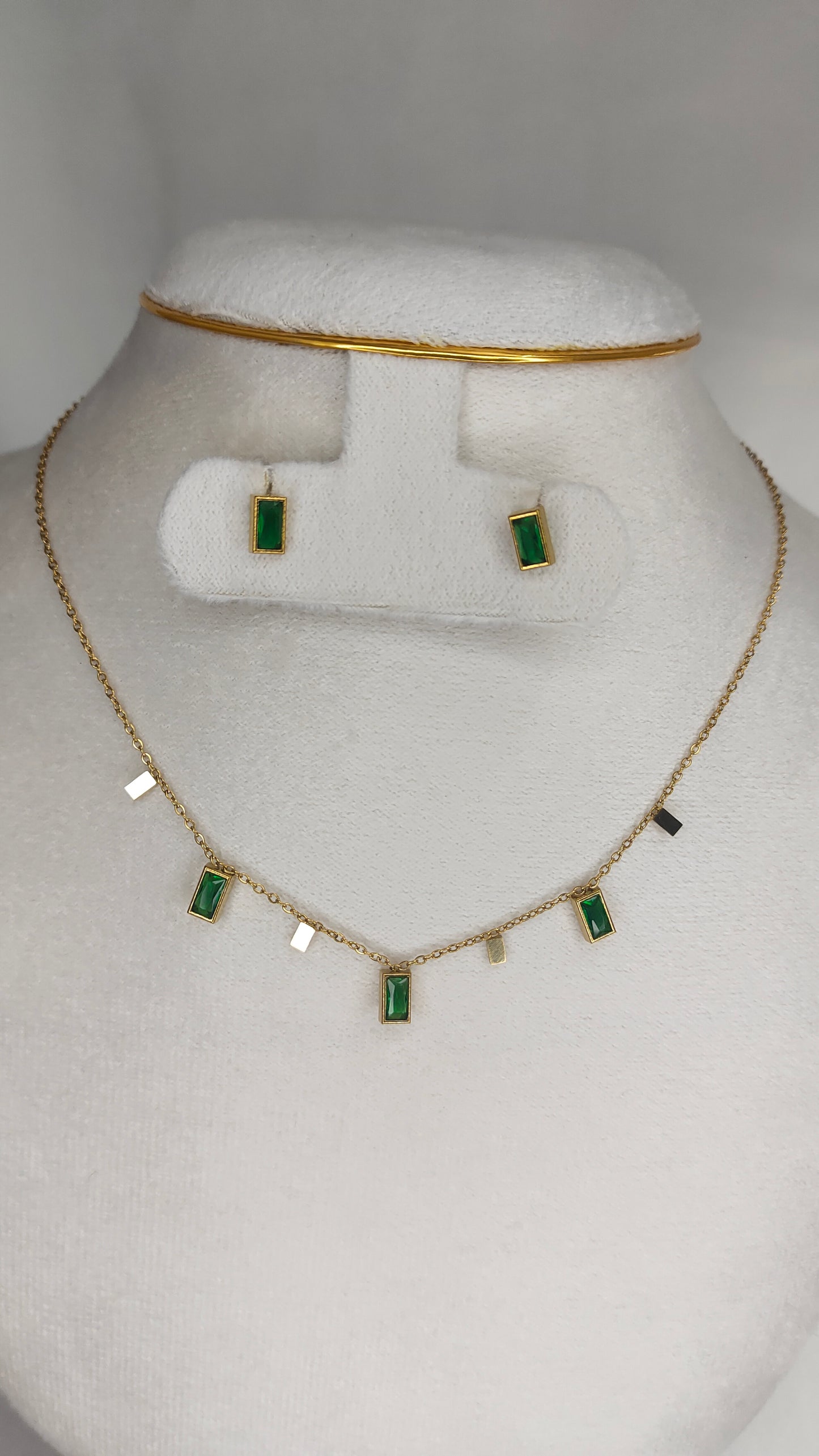 Emarald charm necklace with earrings