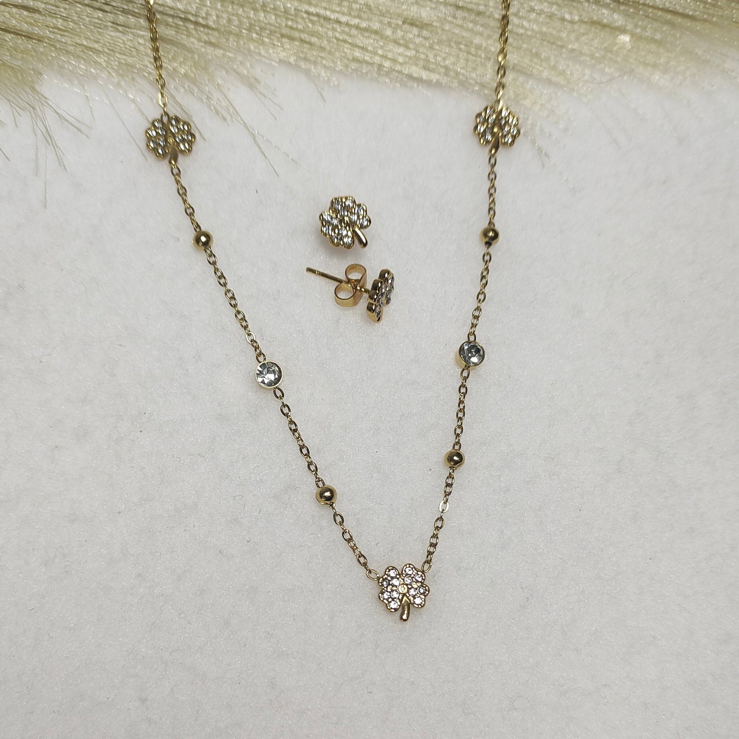 Clover charm dainty necklace