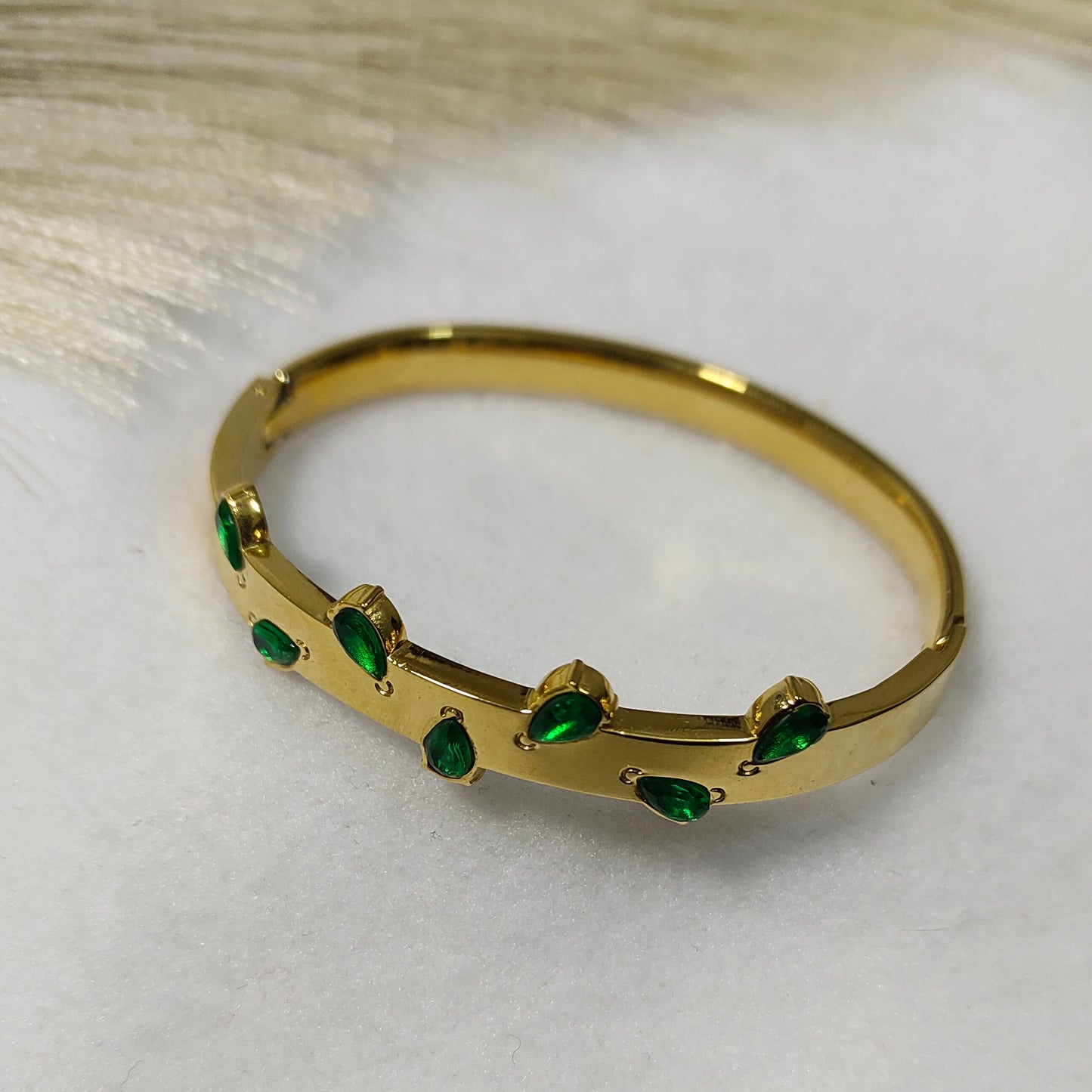 Gold plated teardrop emarald kada bracelet