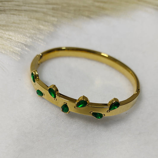 Gold plated teardrop emarald kada bracelet