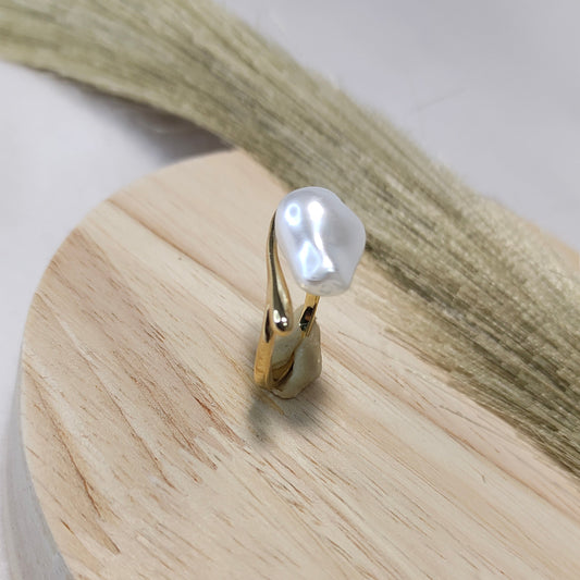 Baroque pearl ring