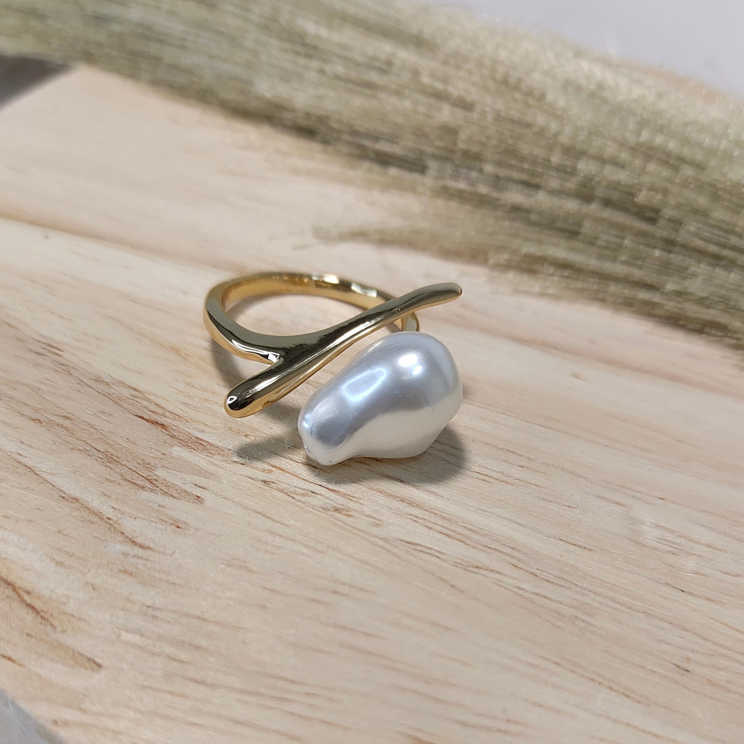 Baroque pearl ring