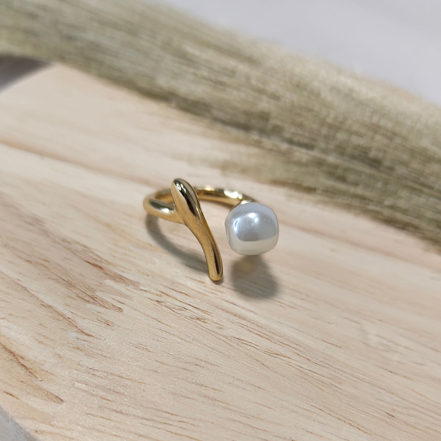 Curved ring