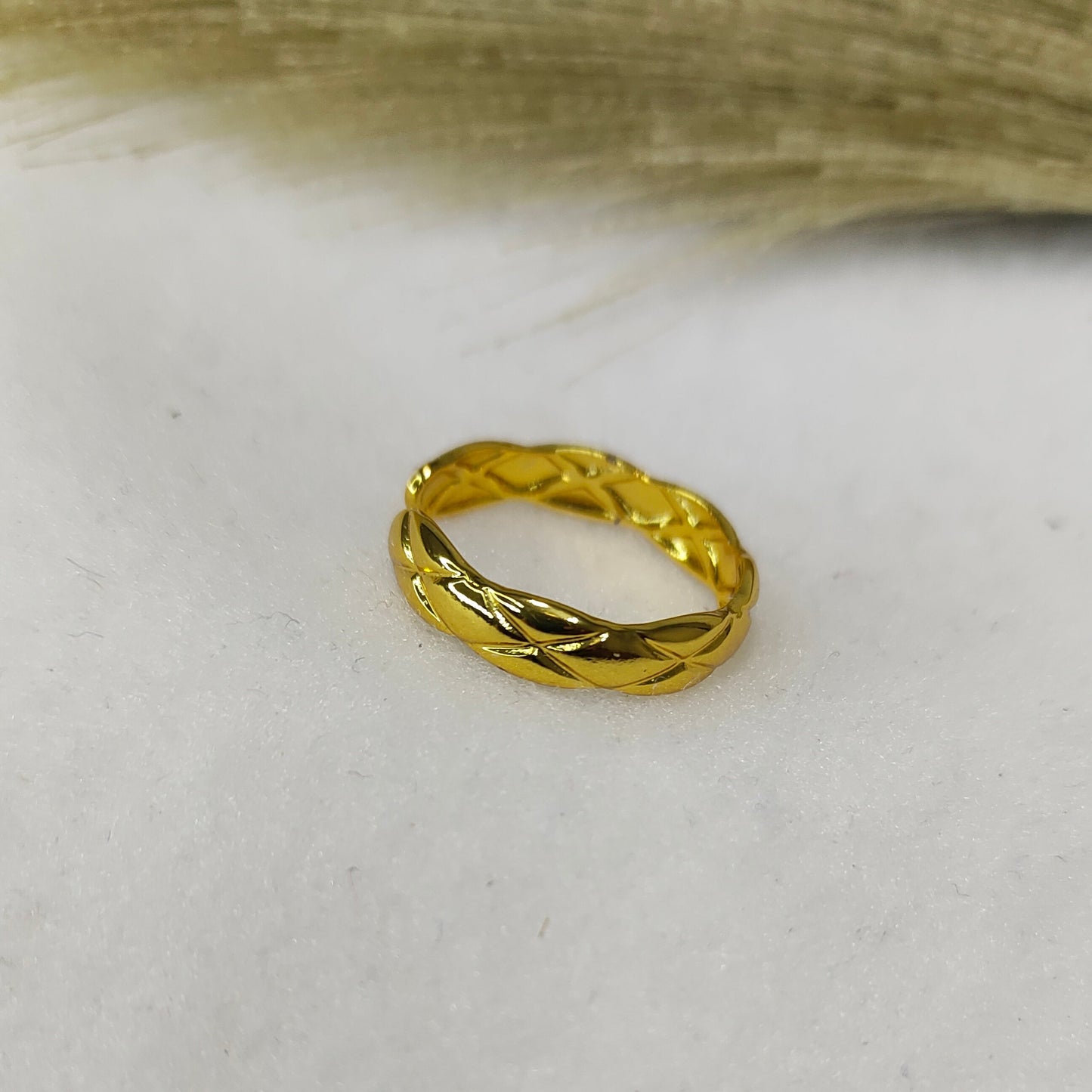 Gold band ring