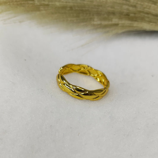 Gold band ring