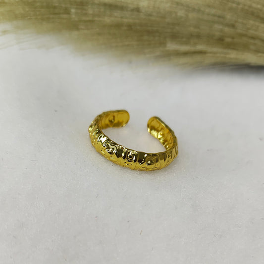 Gold flower textured band