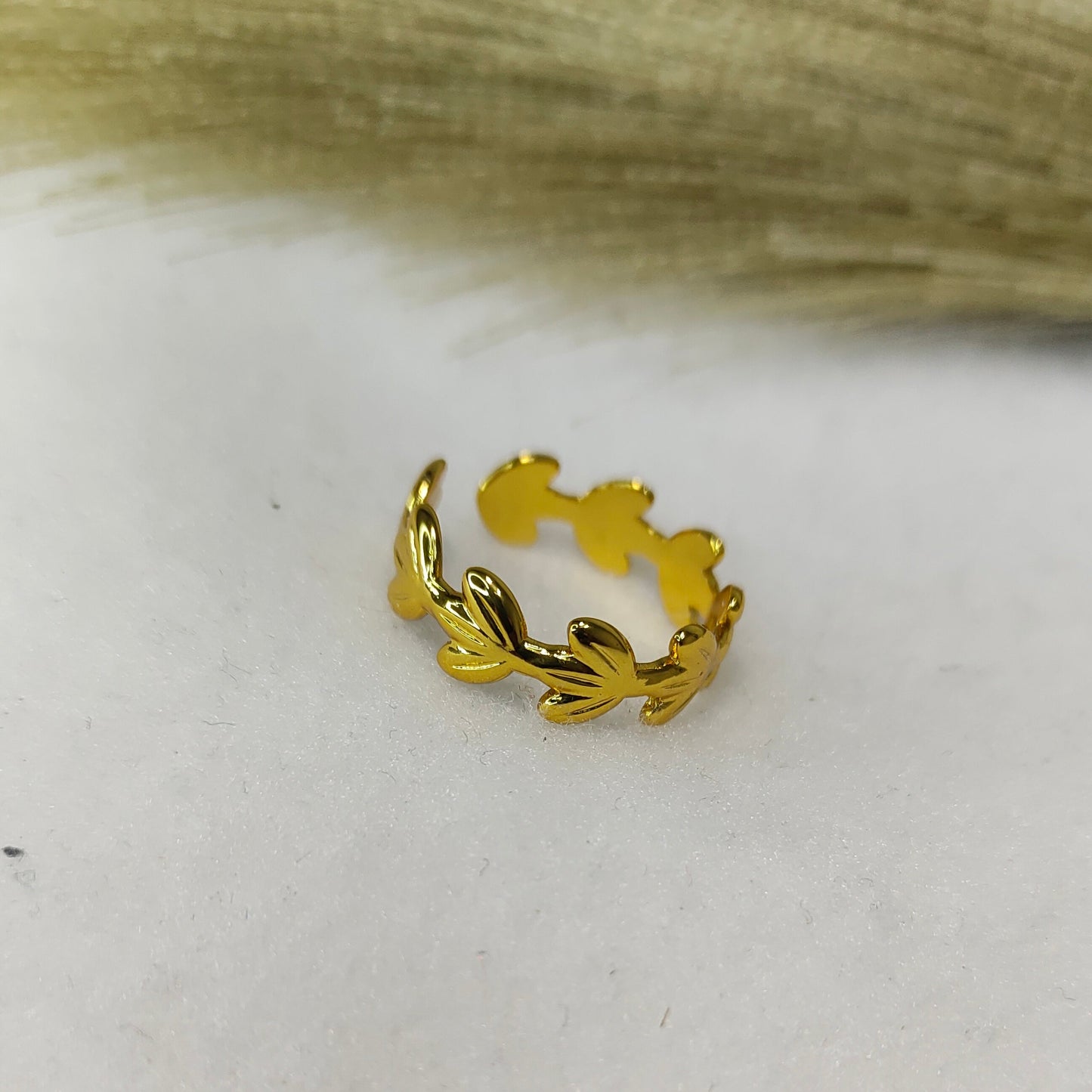 Leaf motif ring