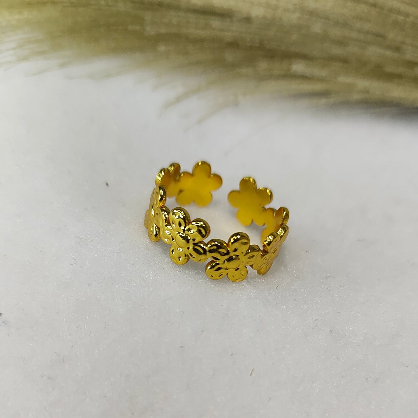 Flower band ring