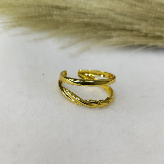 Double twisted band ring