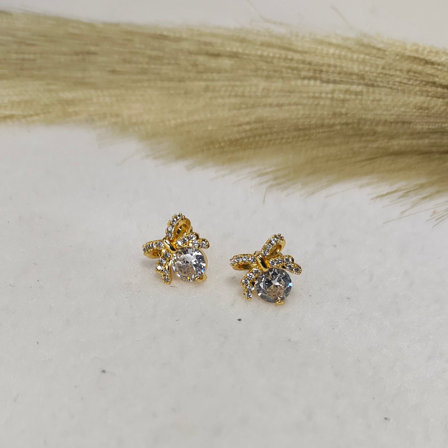 Bow stone stud