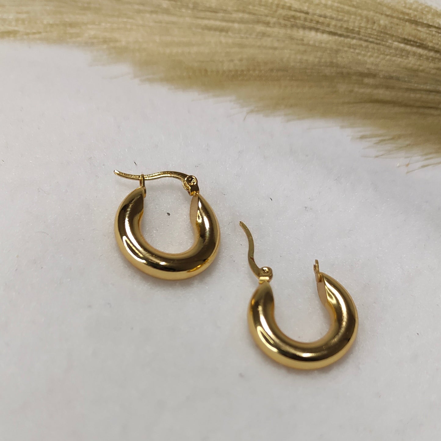 Round plane hoops