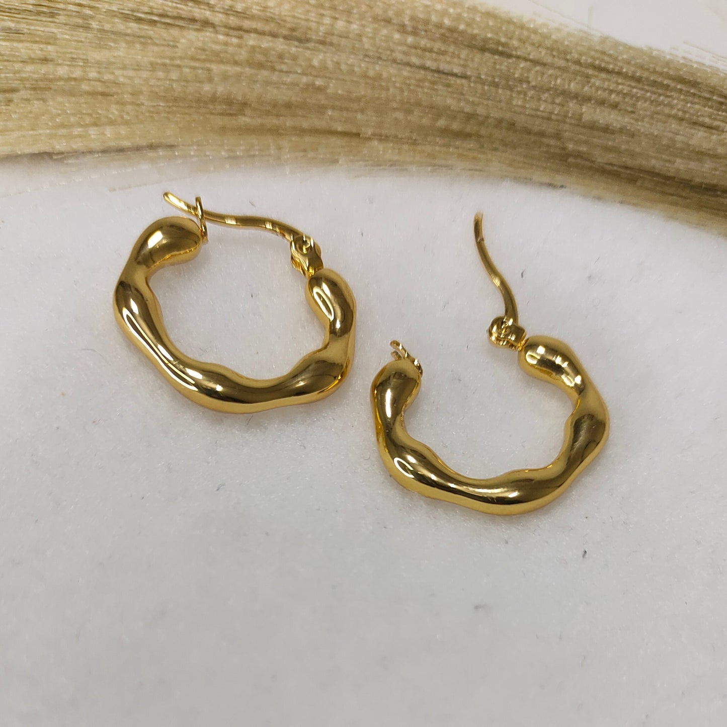 Wavy plane hoops